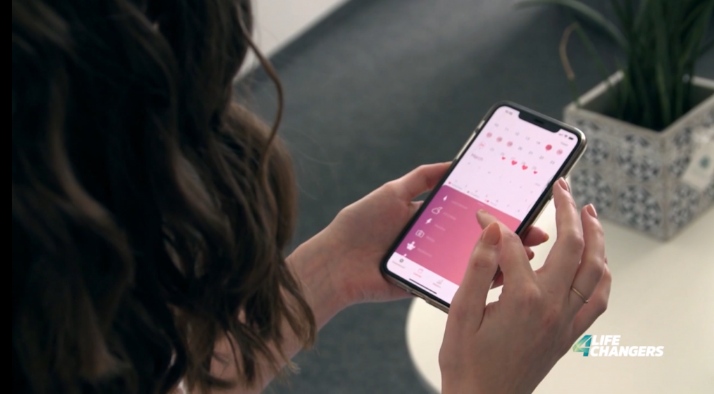 4LIFECHANGERS-Sendung 21: Frau wendet Zyklustracker-App auf ihrem Mobiltelefon an.