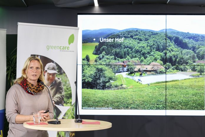 Marianne Edelbacher präsentiert ihren Hof Schwechatbach, Foto: Green Care, APA-Fotoservice Reither